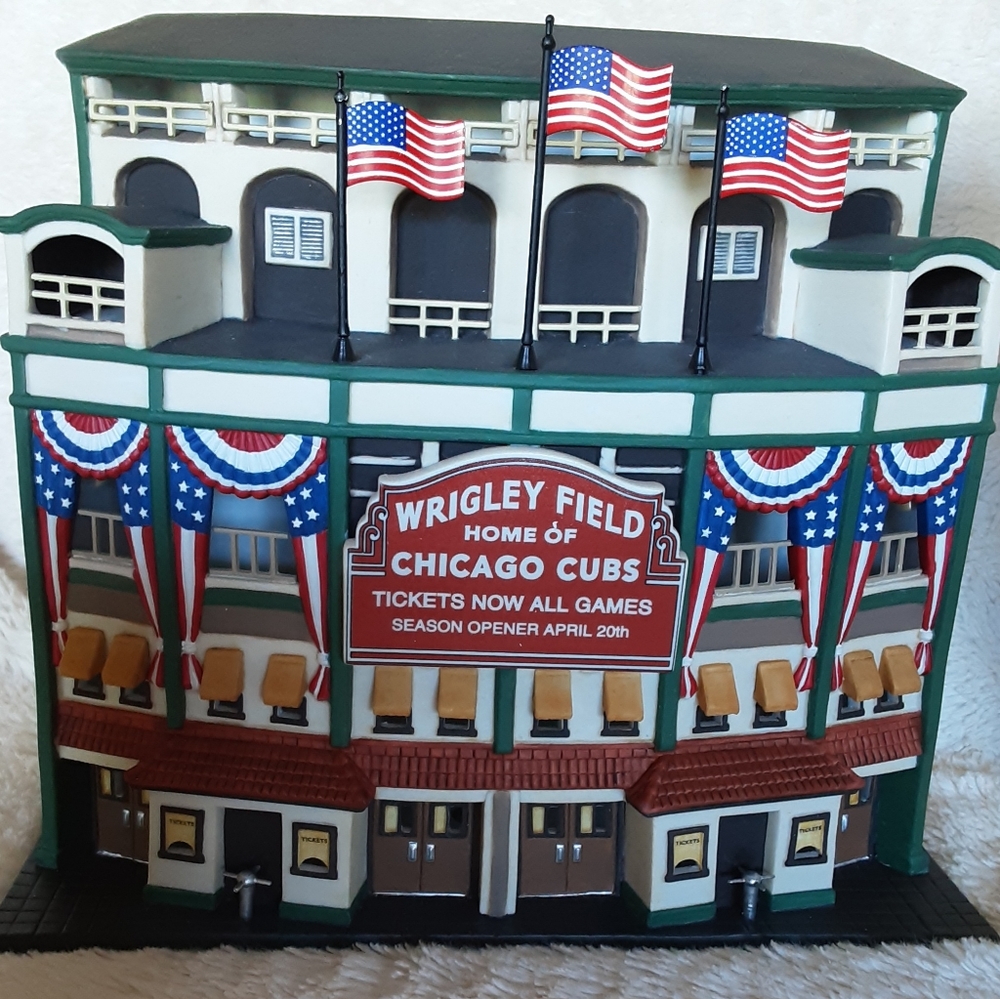 DEPARTMENT 56 CHICAGO CUBS WRIGLEY FIELD HOUSE LIGHTED XMAS IN THE CITY